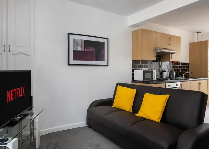 En-Suite Apartment, Fully Equipped Kitchen